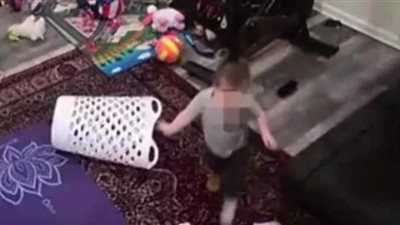 مقطع فيديو بشع لطفل يجبر شركة 