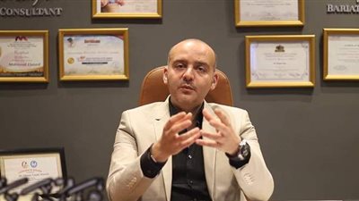 ما الفرق بين شفط الدهون ونحت الجسم؟ استشاري يُجيب | فيديو