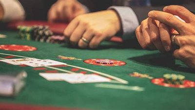 تفسير رؤية لعب القمار في المنام وعلاقته بالسرقة والمحنة والفساد