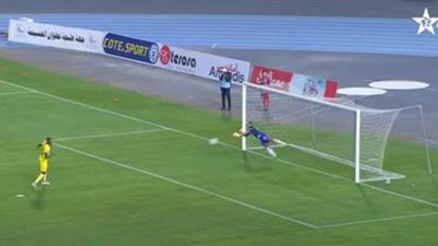 صد ضربتي ترجيح.. لاعب يتحول لحارس مرمى ويقود فريقه للتأهل في كأس المغرب | فيديو