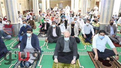 محافظ بني سويف يؤدي صلاة الجمعة الأخيرة من رمضان بمسجد أبو عجيزة