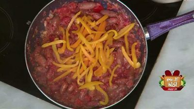 طريقة عمل طاجن سجق شرقي بالمكرونة والجبنة السايحة |فيديو