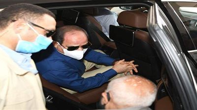 لفتة إنسانية.. السيسي لمواطن يبكي: اللي أنت عاوزه هنعمله لك.. أنا تحت أمرك