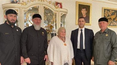 محمود عباس يمنح وساما لوالدة الرئيس الشيشاني