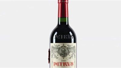 عرض زجاجة نبيذ فرنسي في المزاد بعد عودتها من الفضاء بنحو مليون دولار