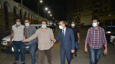 نائب محافظ سوهاج يتابع تنفيذ قرارات غلق المحلات في أخميم وحي غرب