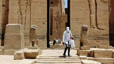 حملات لتعقيم المعابد والأماكن الآثرية في أسوان | صور