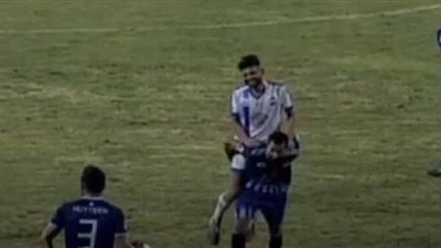 غرائب وطرائف.. لاعب يحمل منافسه على ظهره إلى خارج الملعب | فيديو