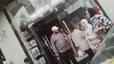 زحام في أسواق الإسكندرية لشراء ملابس وكعك عيد الفطر