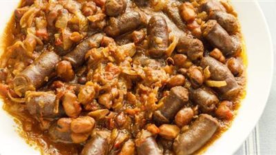 جددي.. طريقة عمل طبق الفول بالسجق في رمضان | فيديو