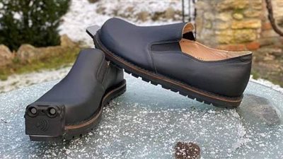 حذاء ذكي للمكفوفين يعمل بالموجات فوق الصوتية بديلًا للعصا