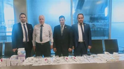 ضبط أمريكي حاول تهريب مناظير جراحية ومستلزمات طبية بمطار القاهرة | صور