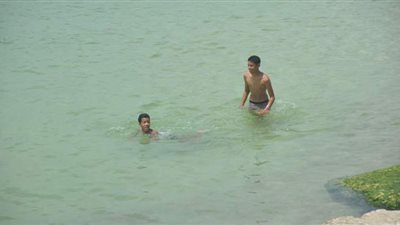 أطفال الإسكندرية يهربون من الحر إلى البحر