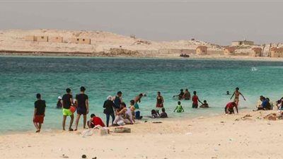 طقس شديد الحرارة بمطروح.. شوارع خالية والمواطنون يفرون للشواطئ | فيديو