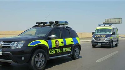 شرطي يقود سيارة عكس الاتجاه فى فيصل.. وإجراء عاجل من الداخلية