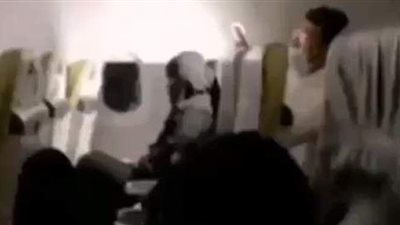 كابتن طائرة سعودي يفاجئ فتاة على متن إحدى الرحلات بتلك الطريقة | فيديو