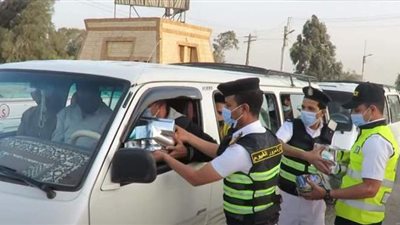 أكمنة الشرطة توزع وجبات إفطار على الصائمين l صور