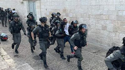 قوات الاحتلال الإسرائيلي تعتقل 3 فلسطينيين في باب العامود بالقدس