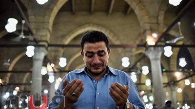 دموع المصلين تفيض بالخشوع في ليلة 27 رمضان بمسجد عمرو بن العاص | صور