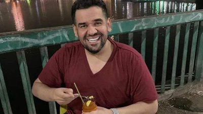 حسين الجسمي يتناول حمص الشام على كورنيش النيل.. كلما زادت البساطة زاد الجمال