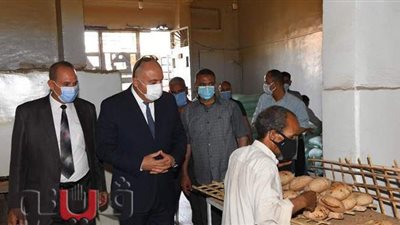محافظ قنا يقرر إحالة صاحب مخبز ومفتش تموين للتحقيق | صور