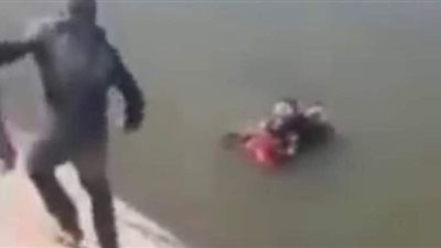 الإنقاذ النهري يواصل البحث عن الجثة المفقودة بترعة النصر بالإسكندرية | صور