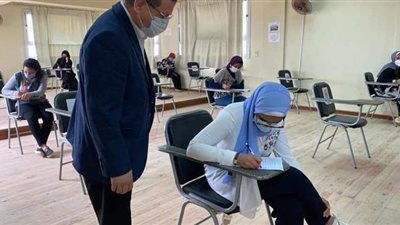 رئيس جامعة مطروح يتفقد سير امتحانات نصف العام | صور