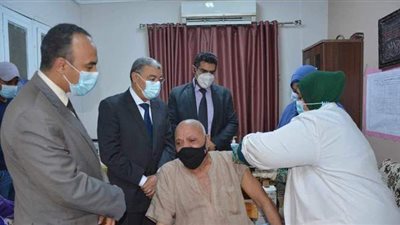 محافظ المنيا يتفقد تطعيم لقاح كورونا بدار رعاية المسنين