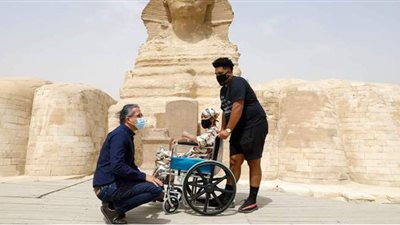وزير السياحة يلبي طلب مريضة سرطان أمريكية ويفتح ساحة أبو الهول أمامها