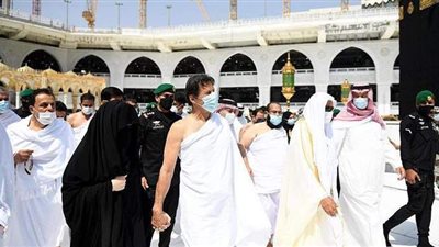 رئيس وزراء باكستان وزوجته يؤديان مناسك العمرة| صور