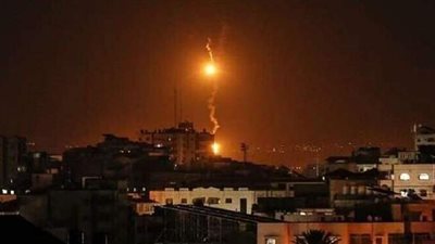 الطيران الإسرائيلي يقصف موقعين شرق دير البلح وسط قطاع غزة