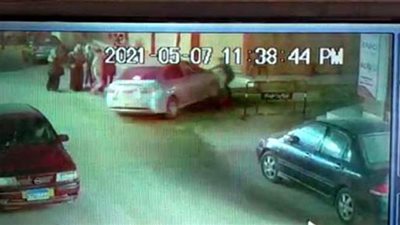 لقطات صادمة.. كاميرا مراقبة تبين دهس سيارة لـ٣ أطفال ومصرع أحدهم | شاهد