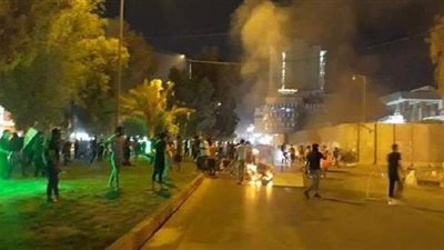 محتجون يحرقون الإطارات أمام القنصلية الإيرانية في كربلاء