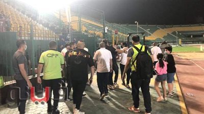 اشتباكات بين جهاز المحلة وعبد الحميد بسيوني عقب مباراة الجيش | صور