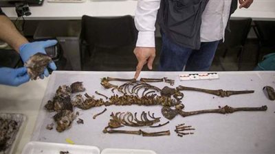 العثور على هيكل عظمي لفتاة عاشت قبل 700 عام تحت أرضية كنيسة في إسبانيا | فيديو وصور