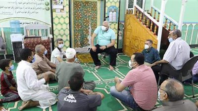 محافظ الوادي الجديد يلتقي بالمواطنين في مسجد الشيخ صبيح بالخارجة
