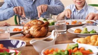 تفسير حلم تناول الطعام مع الميت في المنام وعلاقته بالرزق والزواج