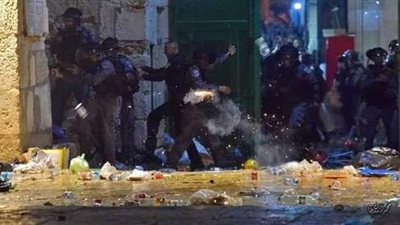 قوات الاحتلال تقتحم المسجد الأقصى وتطلق النيران على الفلسطينيين | فيديو