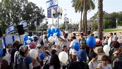 بالطبل والبالونات وأعلام إسرائيل.. اليهود يستفزون الفلسطينيين بعد الأحداث الدامية