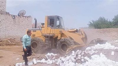 إزالة بناء مخالف ورفع 40 طن مخلفات بمراكز المنيا