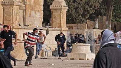 إصابة أكثر من 180 فلسطينيا خلال مواجهات مع قوات الاحتلال بالأقصى