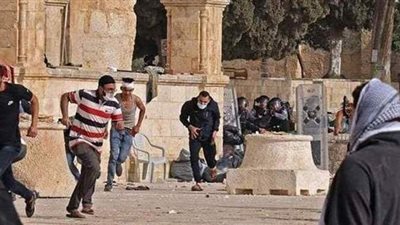 لقطات من محيط الأقصى أثناء المواجهات بين الفلسطينيين وقوات الاحتلال | فيديو