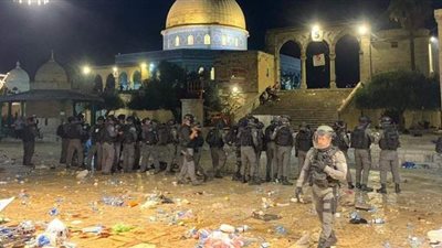 إسرائيلي يدهس المصلين أثناء خروجهم من الأقصى | صور