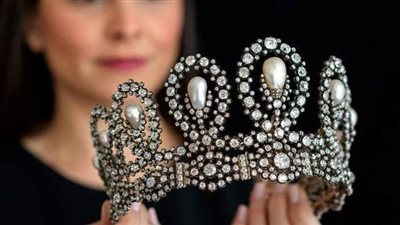 مجوهرات استثنائية وتاريخية للبيع في مزاد.. تعرف عليها