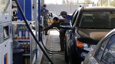 لتجنب الكارثة.. ٣ تحذيرات خلال تزويد سيارتك بالوقود