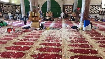 الأقصى ينتصر.. شجاعة الفلسطينيين تجبر شرطة الاحتلال على الانسحاب.. والمصلون ينظفون المسجد لاستكمال شعائرهم