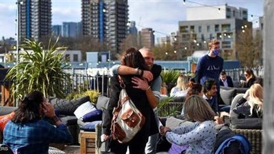 إنجلترا تسمح بالعناق بعد انخفاض أعداد حالات كورونا