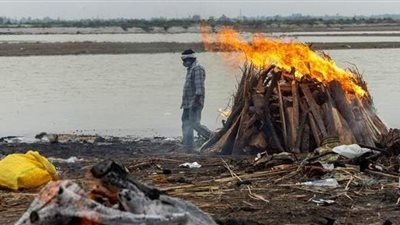 وضع مأساوي.. عشرات الجثث تطفو في نهر الغانج في الهند