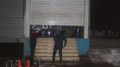 قفل على الزبائن أثناء الحملة.. نائب محافظ بني سويف يكتشف تحايل صاحب محل على قرار الغلق