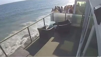 بيحتفلوا بعيد ميلاد.. لحظة انهيار شرفة منزل بها 15 شخصا في أمريكا | فيديو